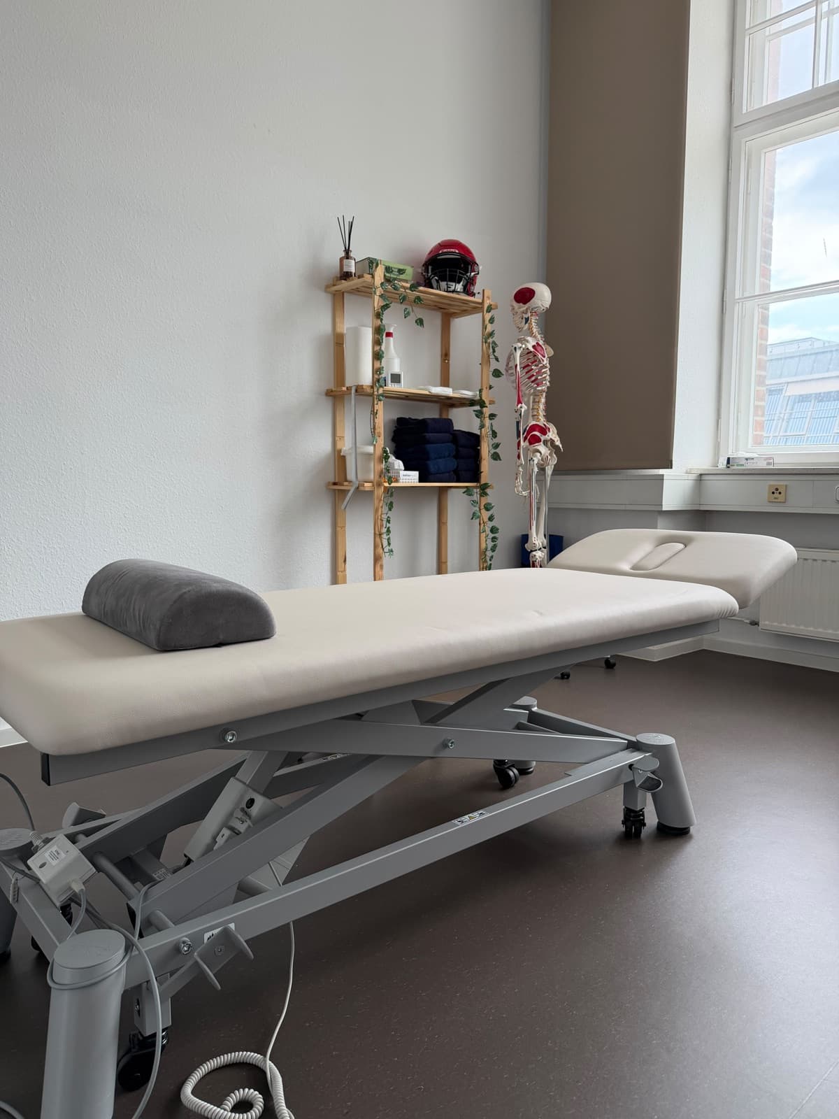 Behandlungsraum mit Therapieliege