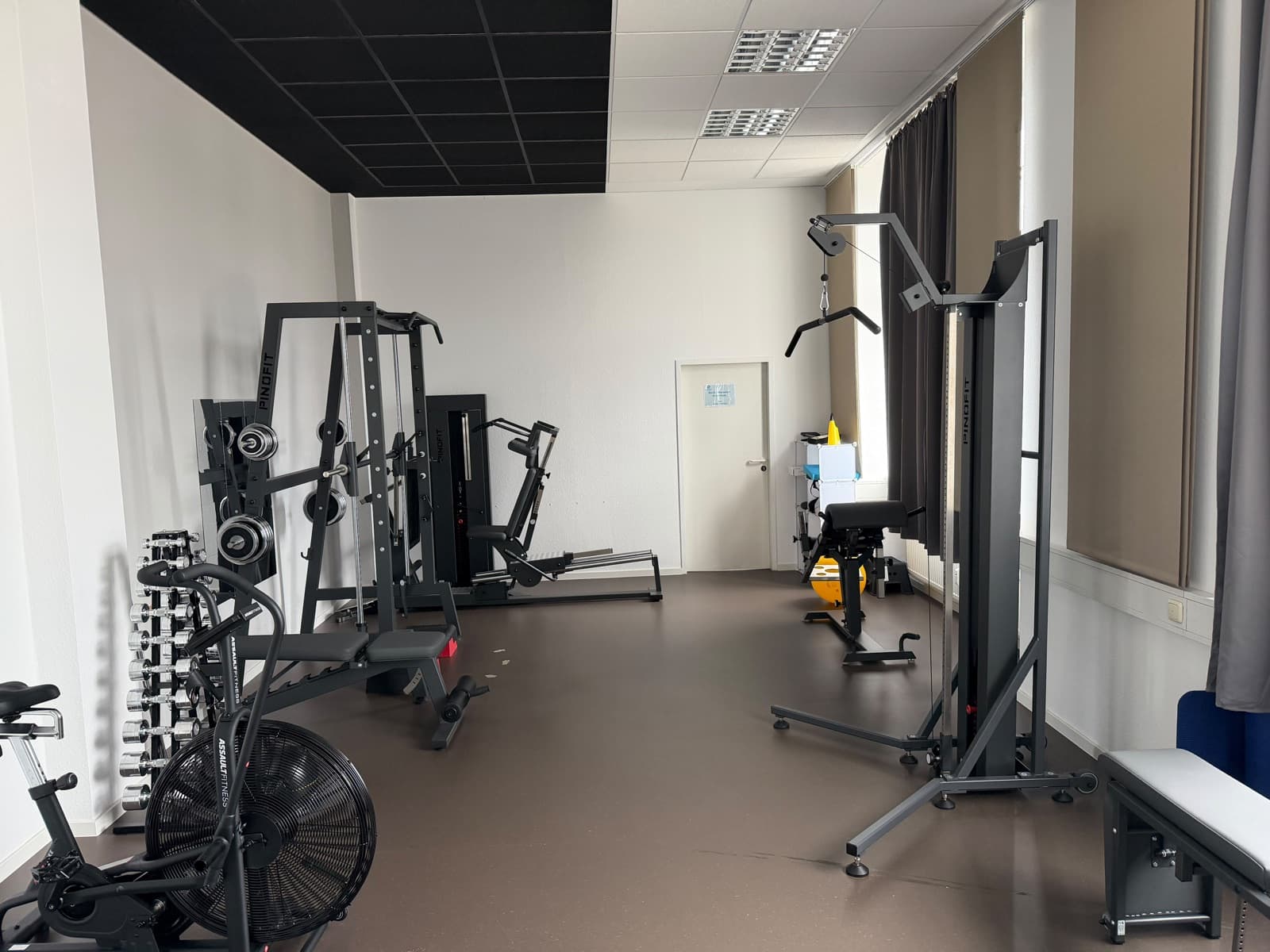 Sportraum mit Trainingsgeräten