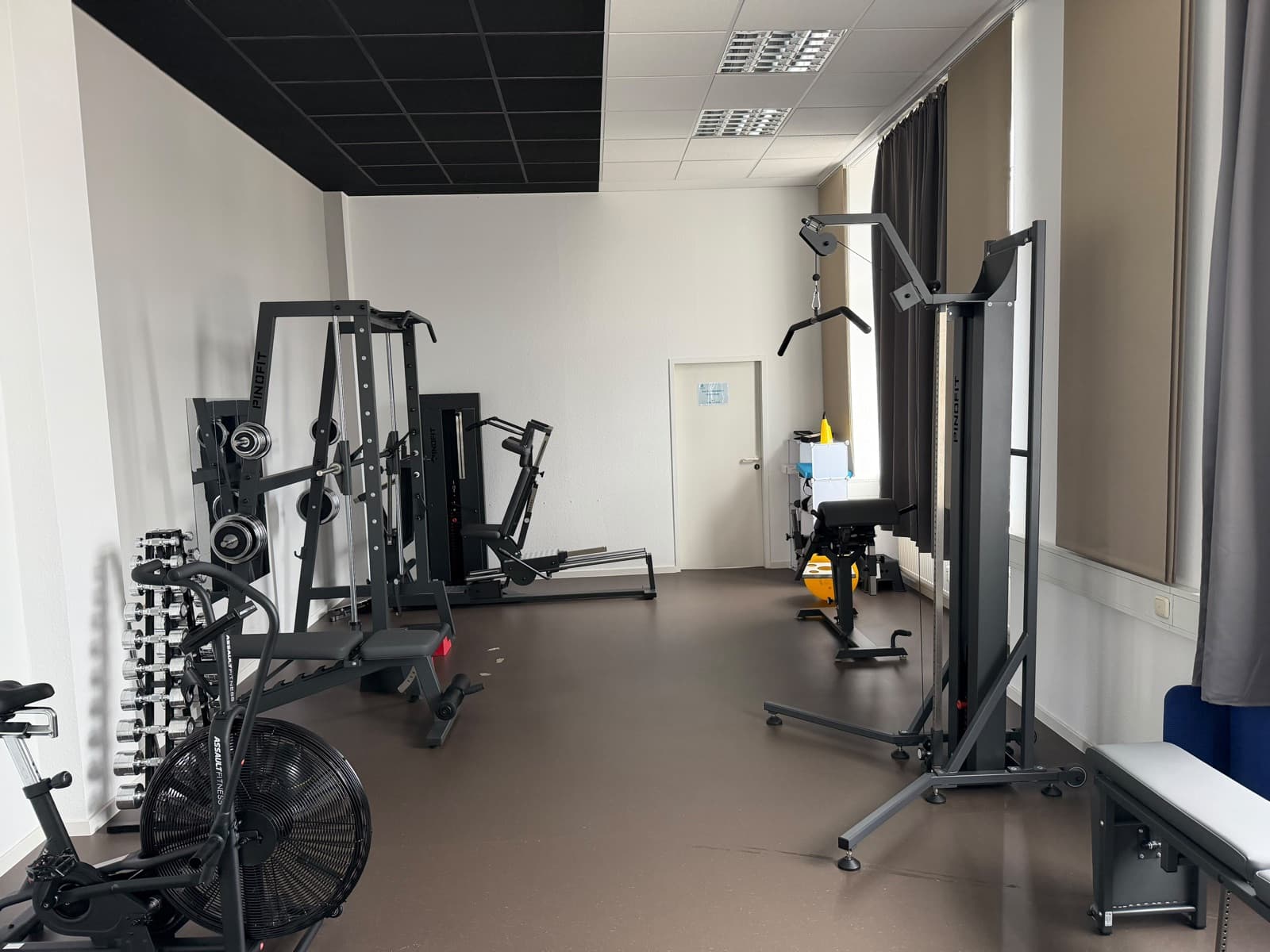 Großer Sportraum der kraftspuren Physiotherapie mit modernen Trainingsgeräten